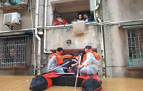 У Китаї через потужну повінь евакуювали 110 тис. осіб: є загиблі та зниклі безвісти. ВІДЕО