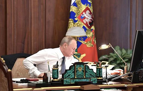 Фейгин рассказал, какой план лежит на столе у Путина к 9 мая