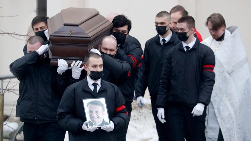 У Росії покарали священника, який провів панахиду на могилі Навального