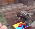 В России активист умылся кровью возле ФСБ на флаге Украины. ВИДЕО